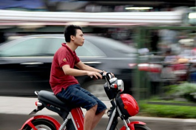  Học sinh vẫn 'phớt lờ' mũ bảo hiểm khi đi xe đạp điện 